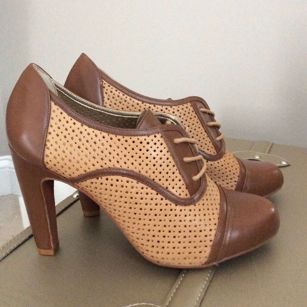 Audrey Brooke Oxford Heels - Size 10